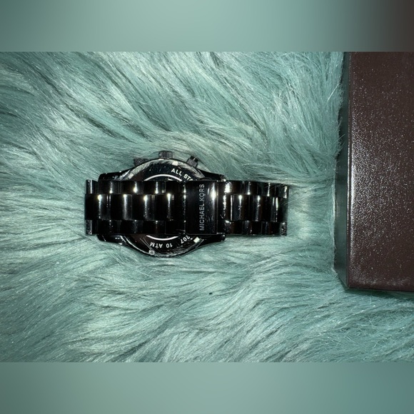 Micheal Kors watch - Picture 3 of 6